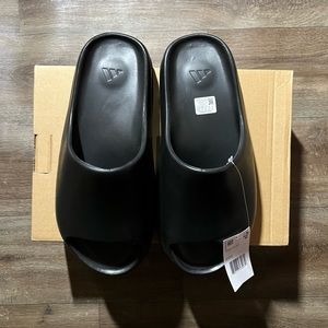 Yeezy ‘dark onyx’ slides